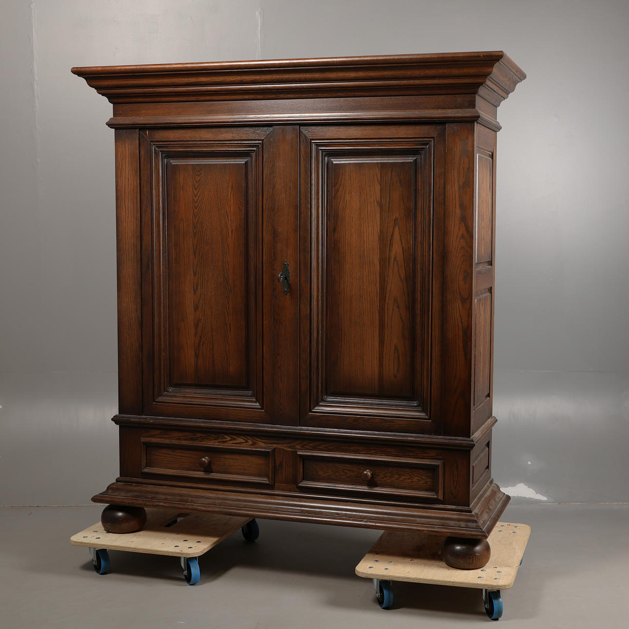 A LARGE 20TH CENTURY CONTINENTAL OAK CUPBOARD.