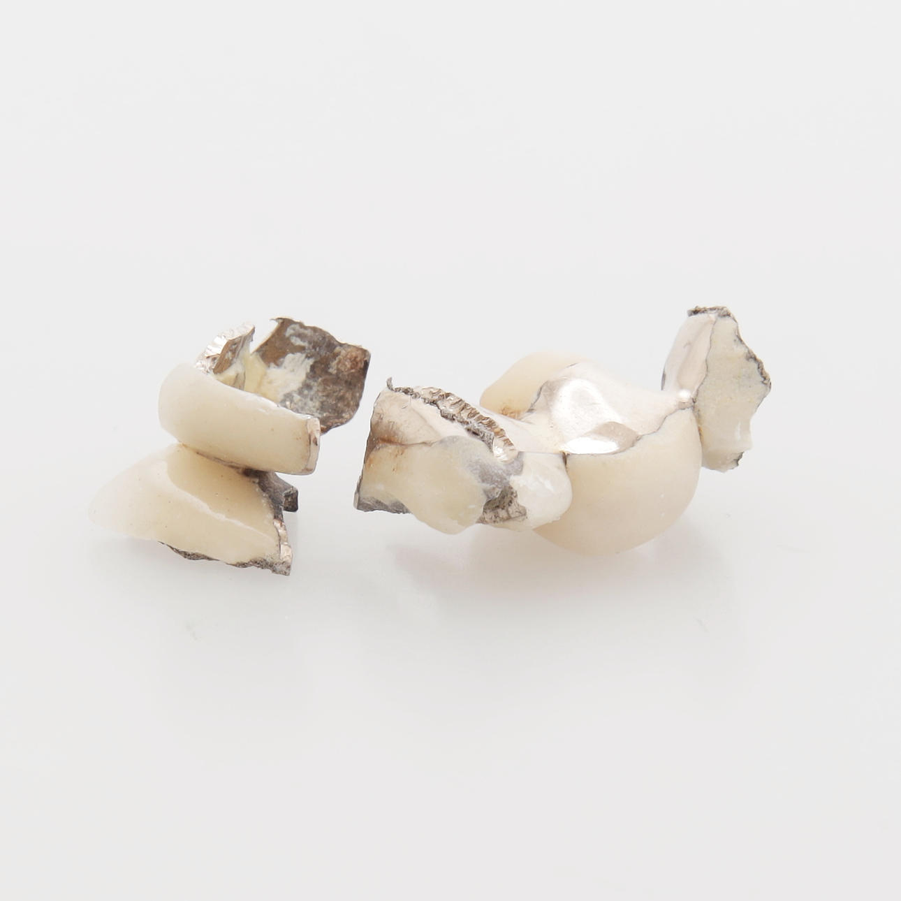 TOOTH GOLD, weight 6,02 grams.