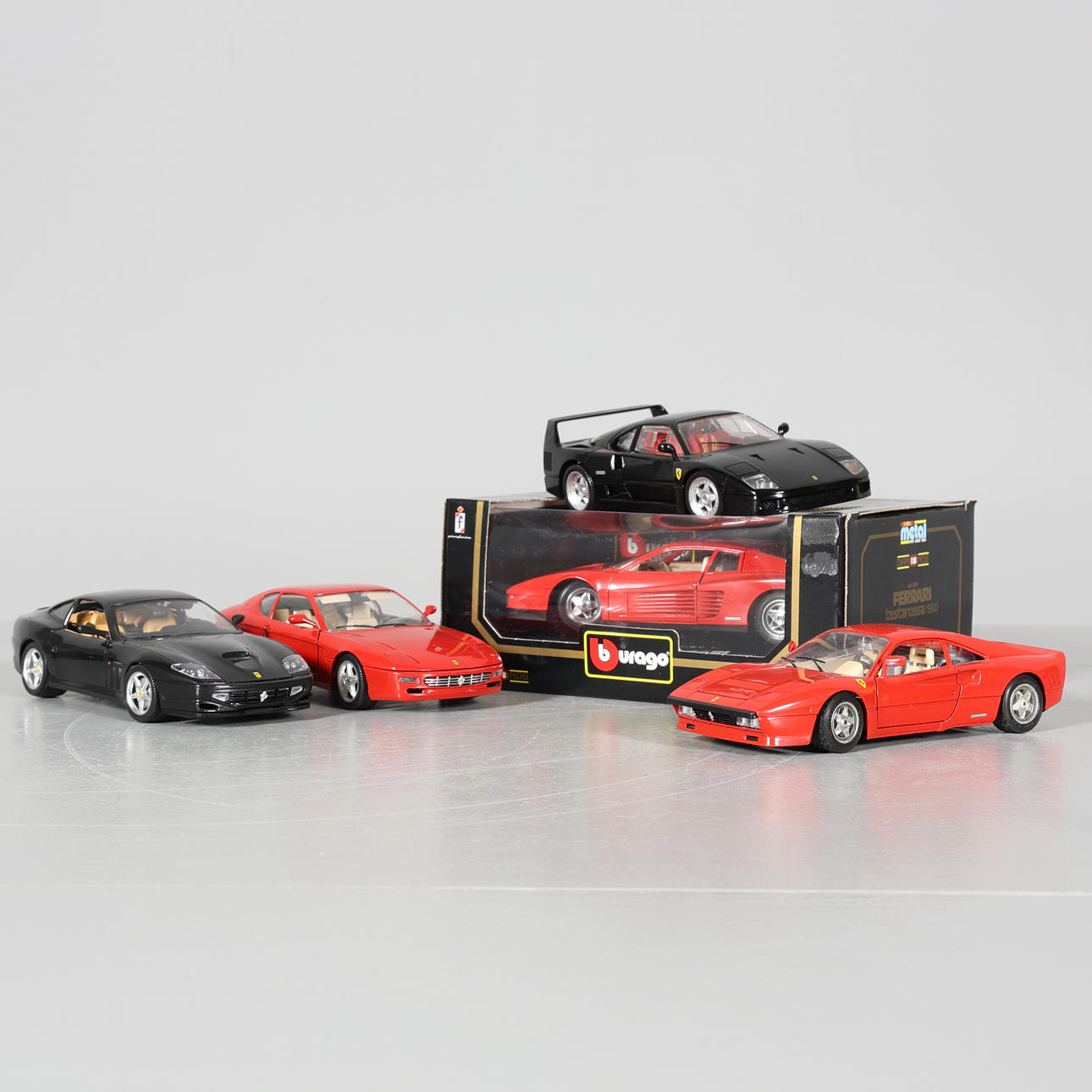 MODELLBILAR, 5 stycken, Ferrari, 1:18.