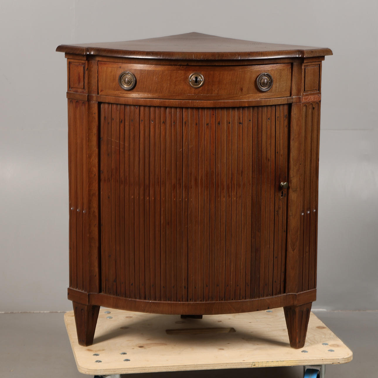 A 20TH-CENTURY CONTINENTAL CORNER CUPBOARD.