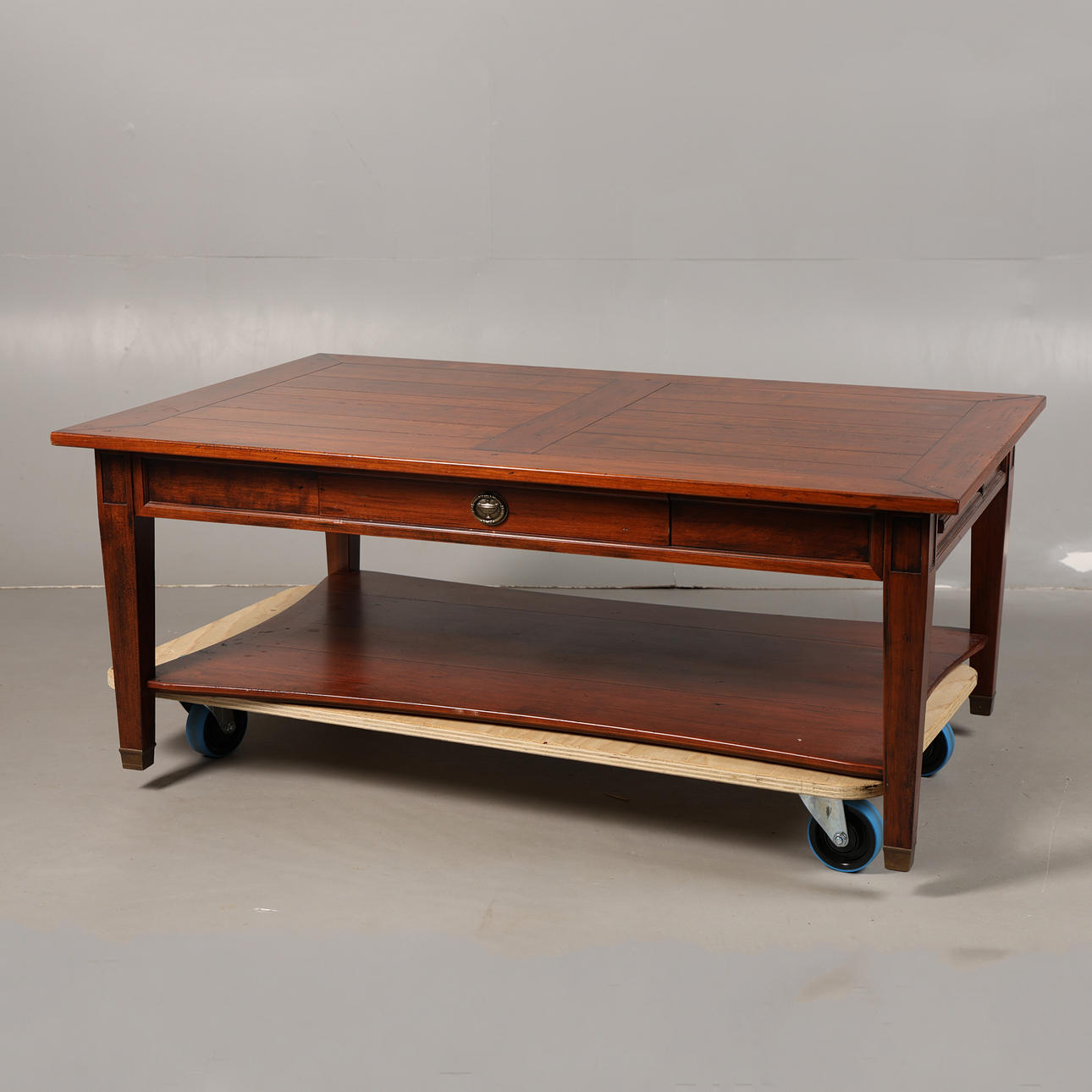 A 20TH CENTURY LOW COFFEE TABLE.