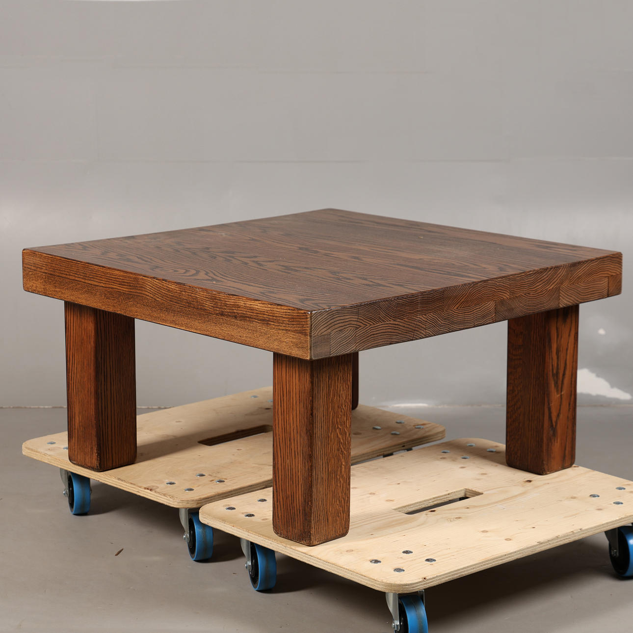 A MODERNIST 20TH CENTURY OAK COFFEE TABLE.