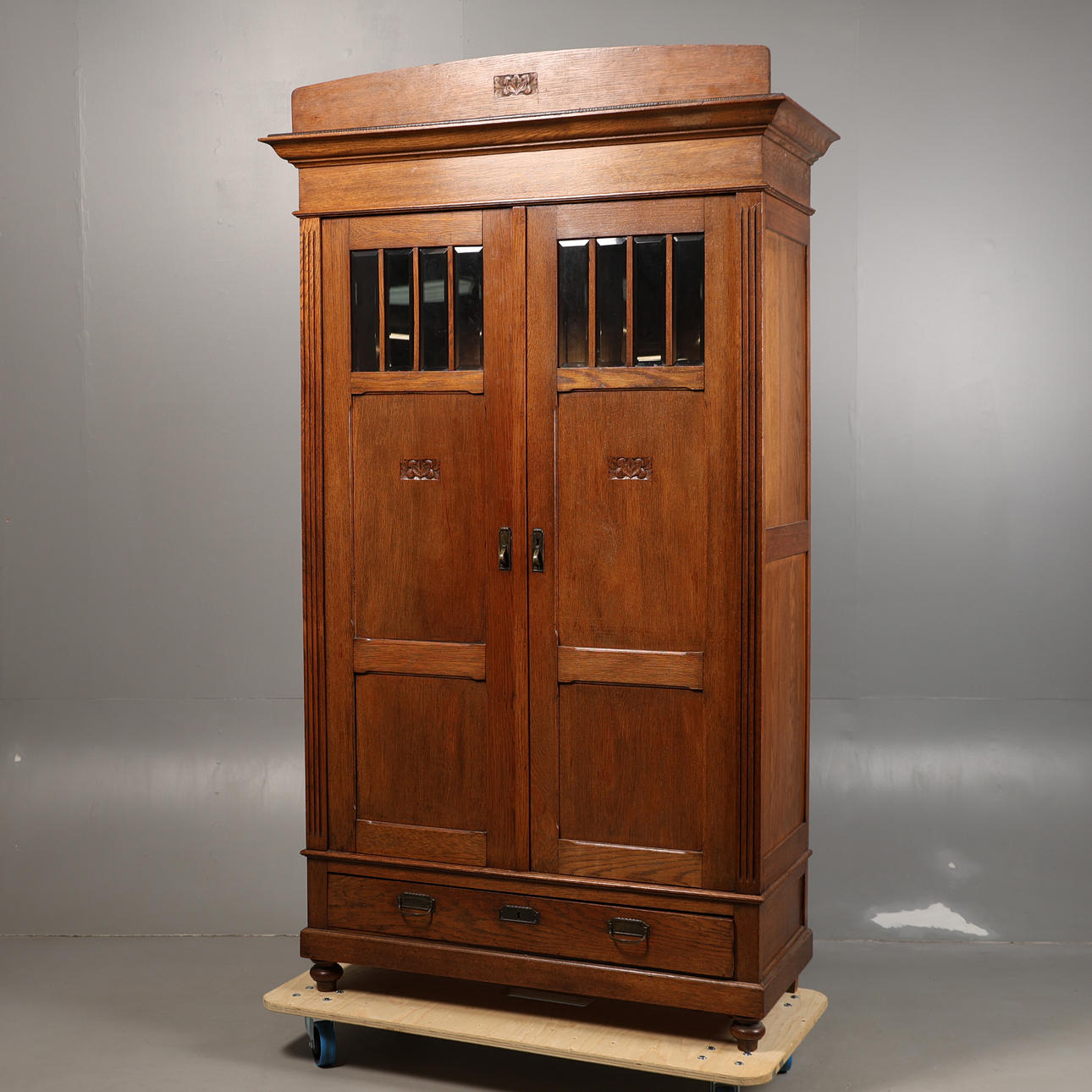 A 20TH CENTURY CONTINENTAL OAK WARDROBE.