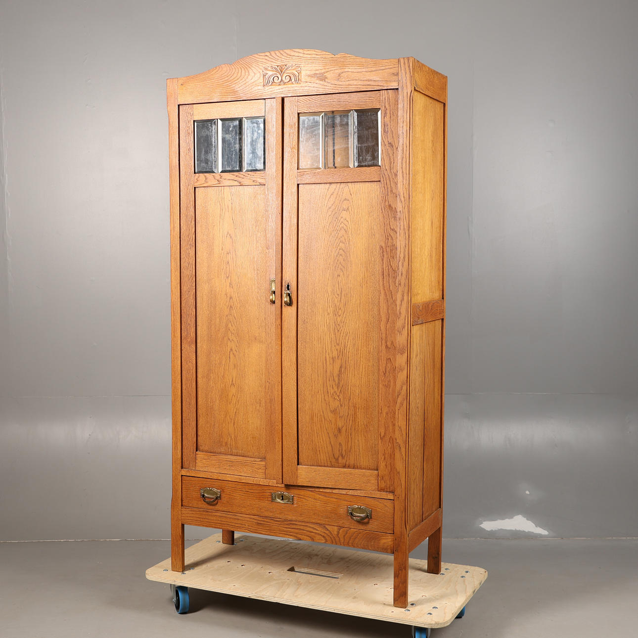 A 20TH CENTURY CONTINENTAL OAK WARDROBE.