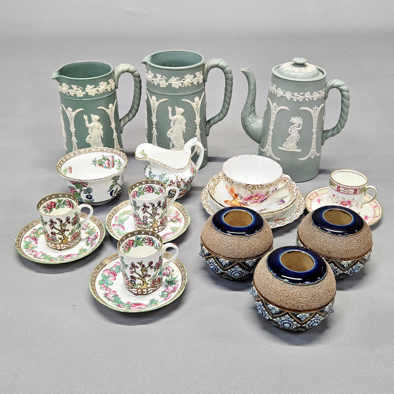 GROUP OF MIXED CERAMICS.