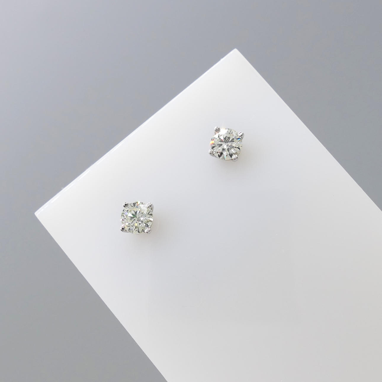0.30CT SOLITAIRE DIAMOND studs.