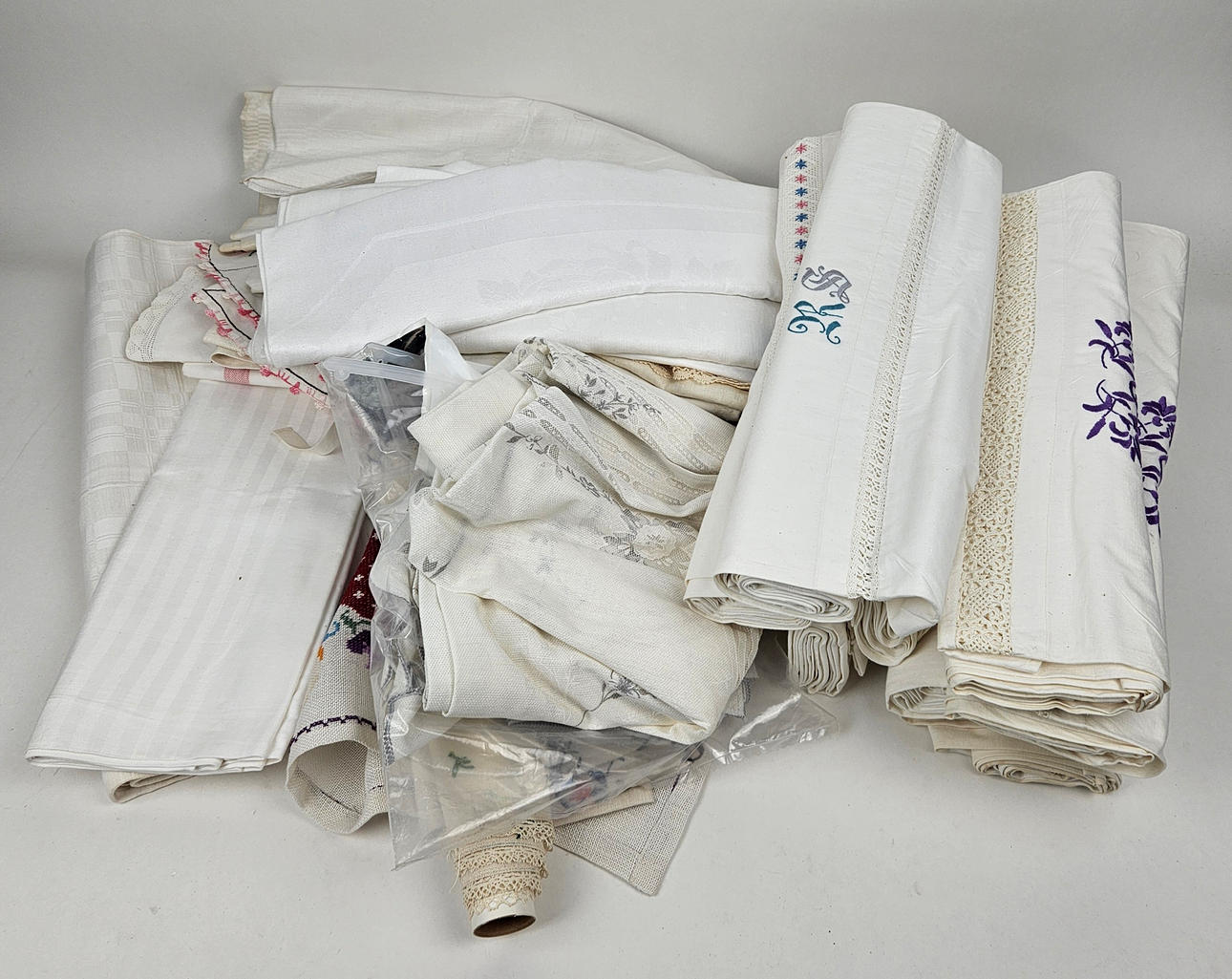 BATCH OF LINEN GOODS.