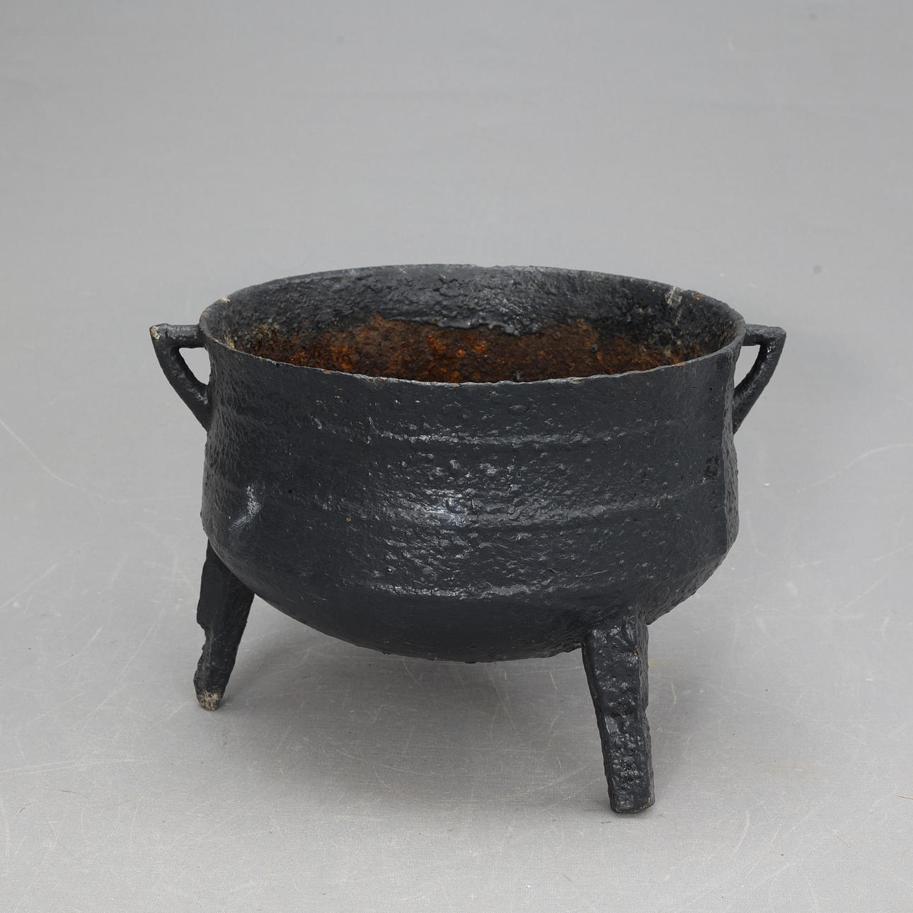 GARDEN URN, cast iron.