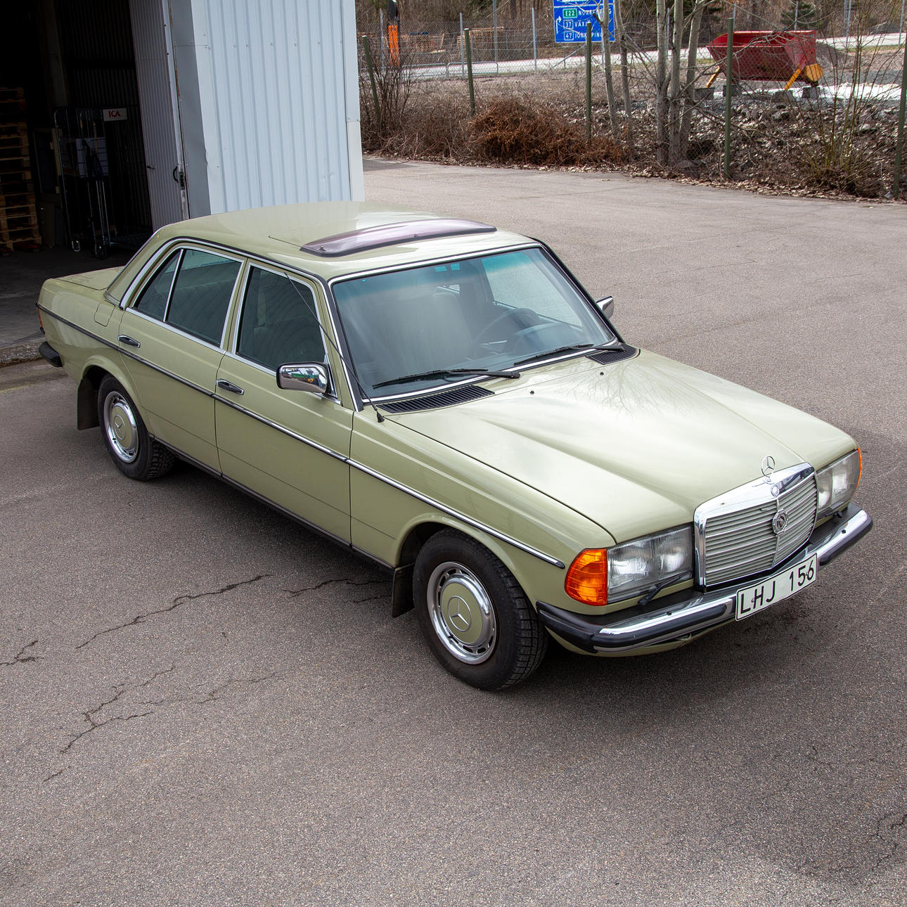 MERCEDES-BENZ 200, 1983.