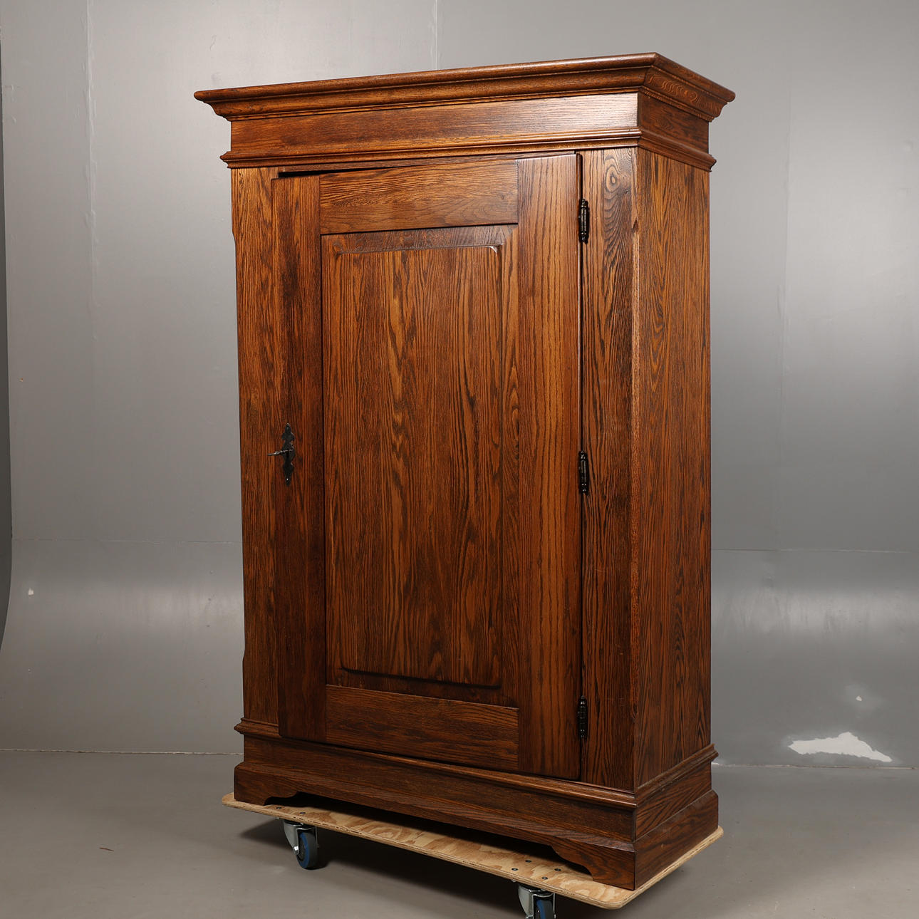 A 20TH CENTURY OAK SINGLE-DOOR WARDROBE.