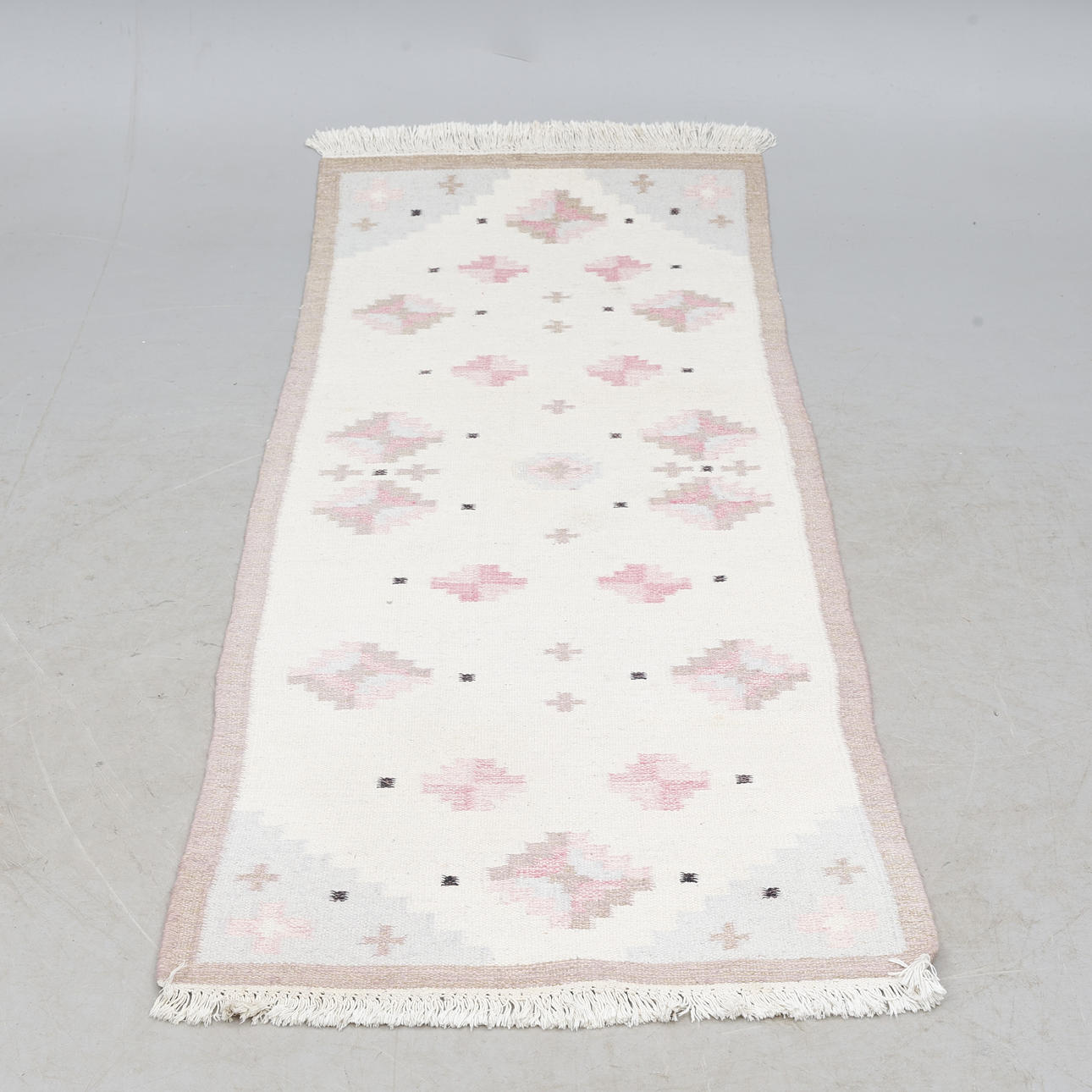 Rug, yarrow linen, unsigned, approx. 240 cm x approx. 85 cm.