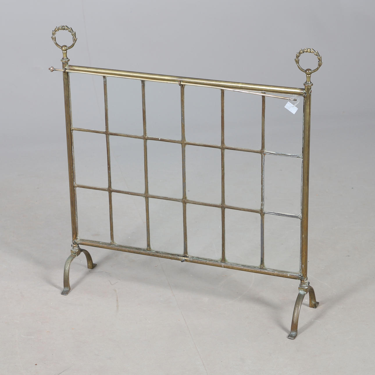 AN EDWARDIAN BRASS FRAMED LEADED LIGHT FIRE SCREEN.