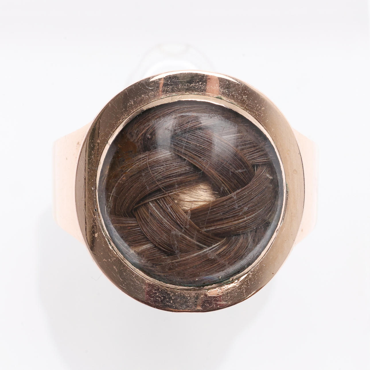 A 18TH CENTURY ROSE GOLD MEMORIAL RING.