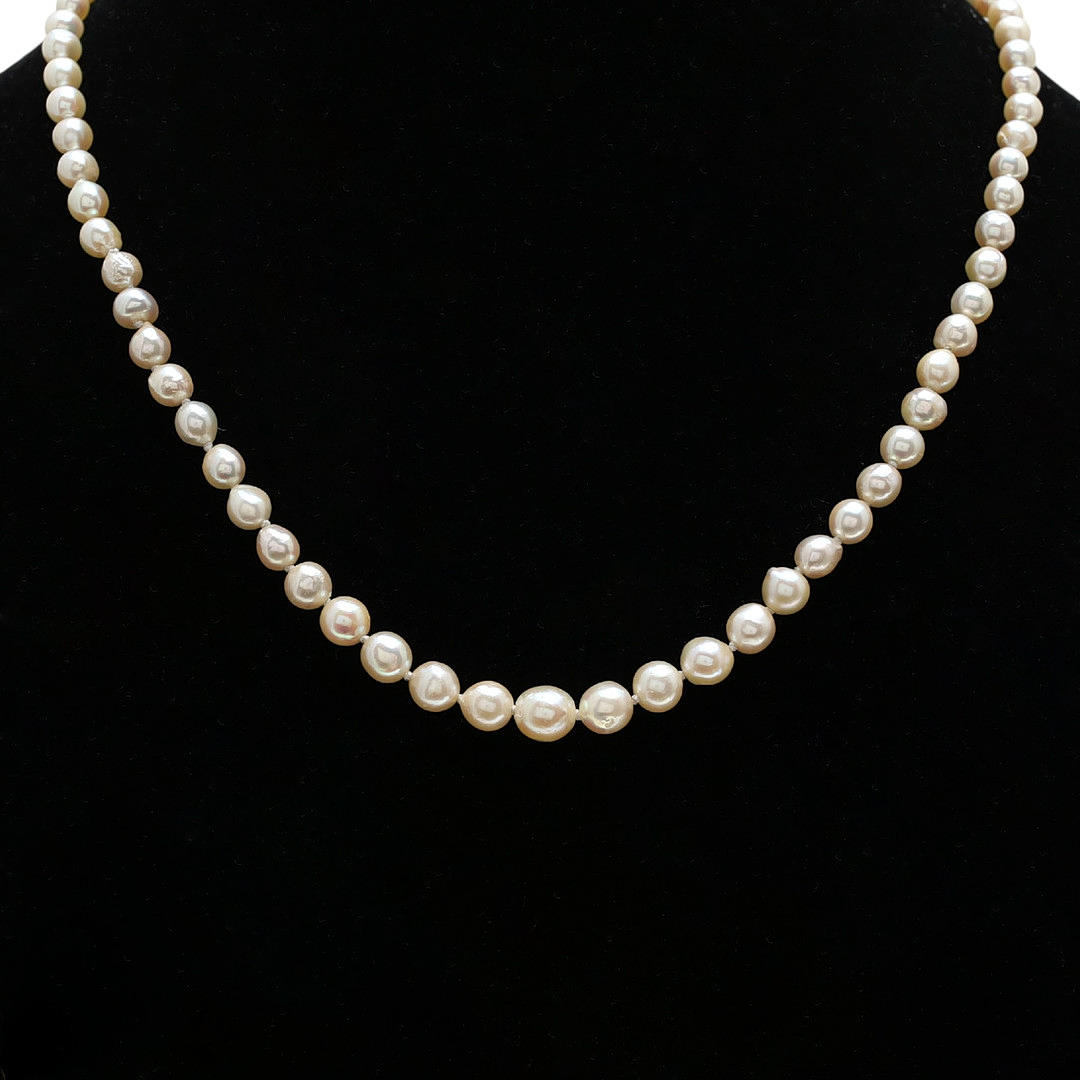 Pearls choker with gold clasp.