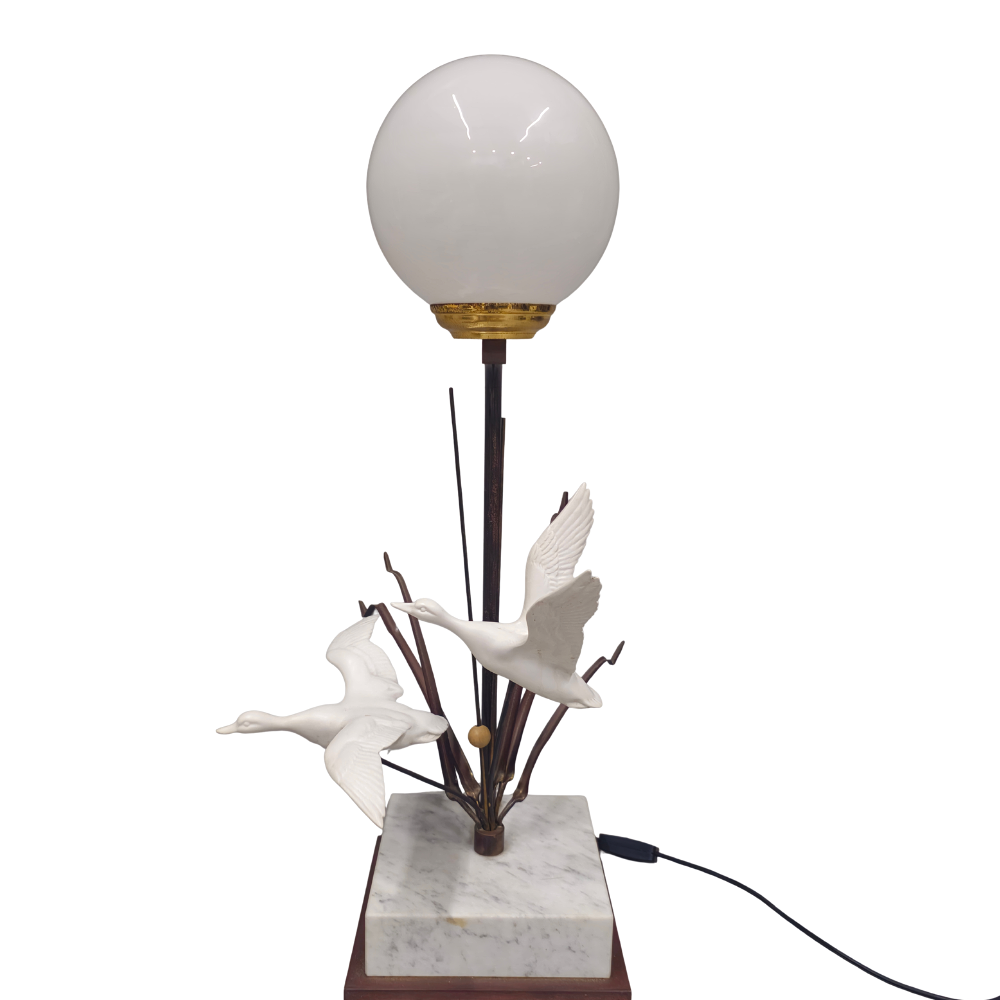 TABLE LAMP WITH DUCKS.
