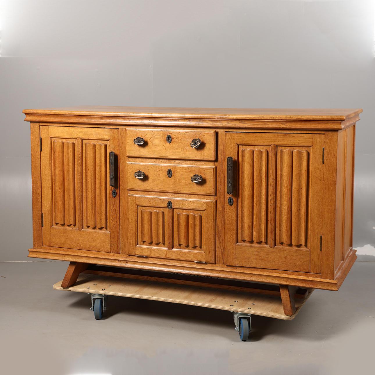 A 20TH CENTURY OAK SIDEBOARD.