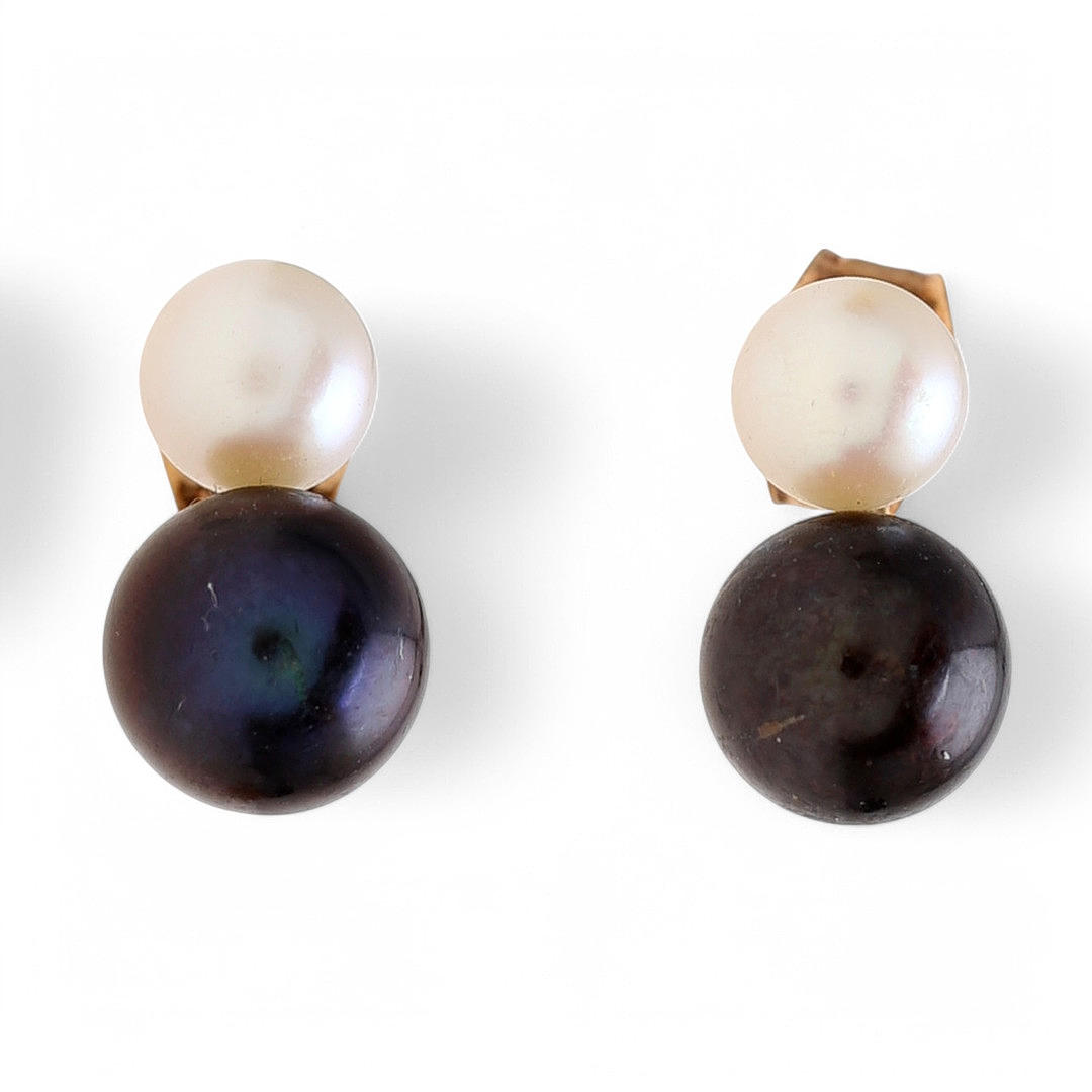 Two-tone pearls earrings.