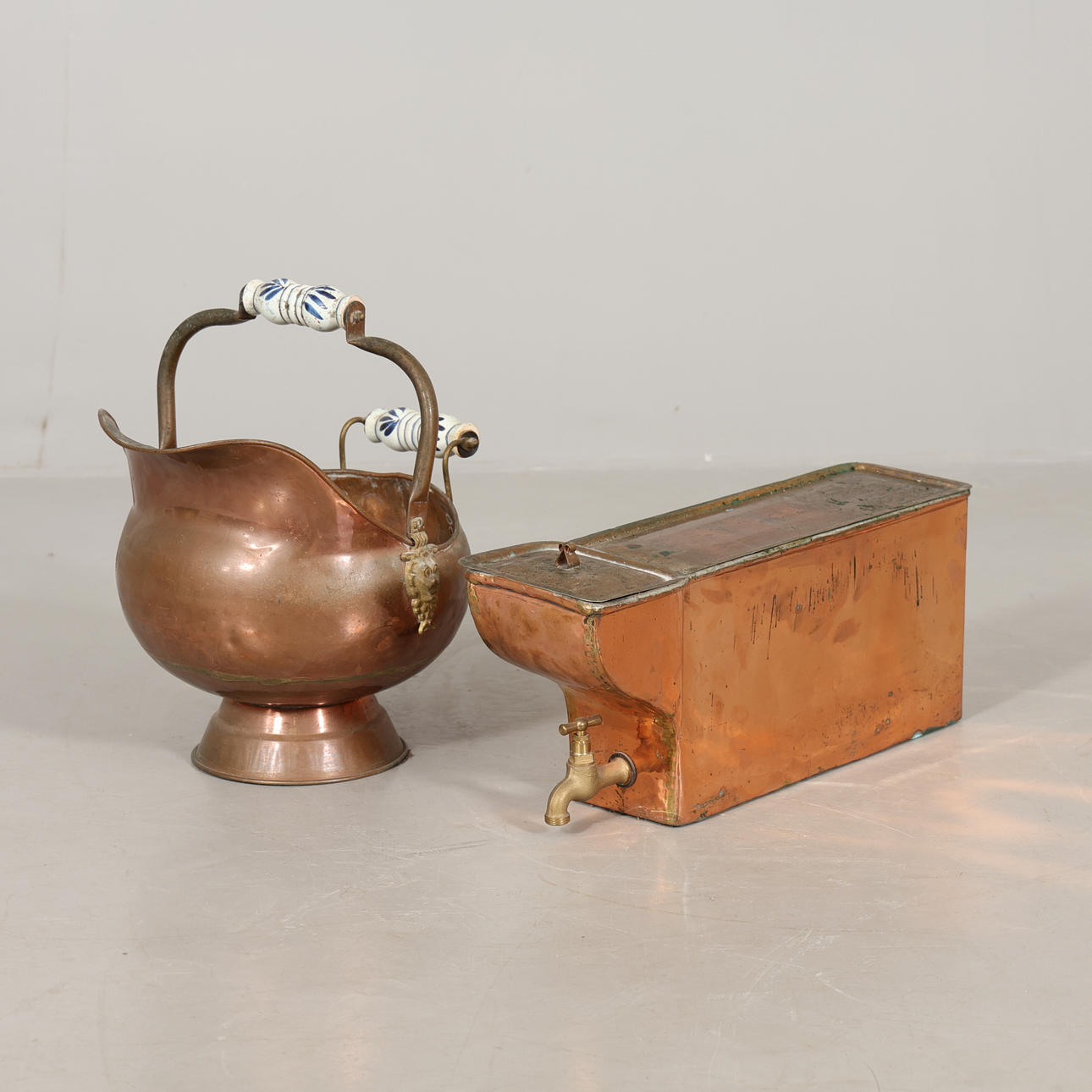 COPPER OBJECTS, 2 pieces.