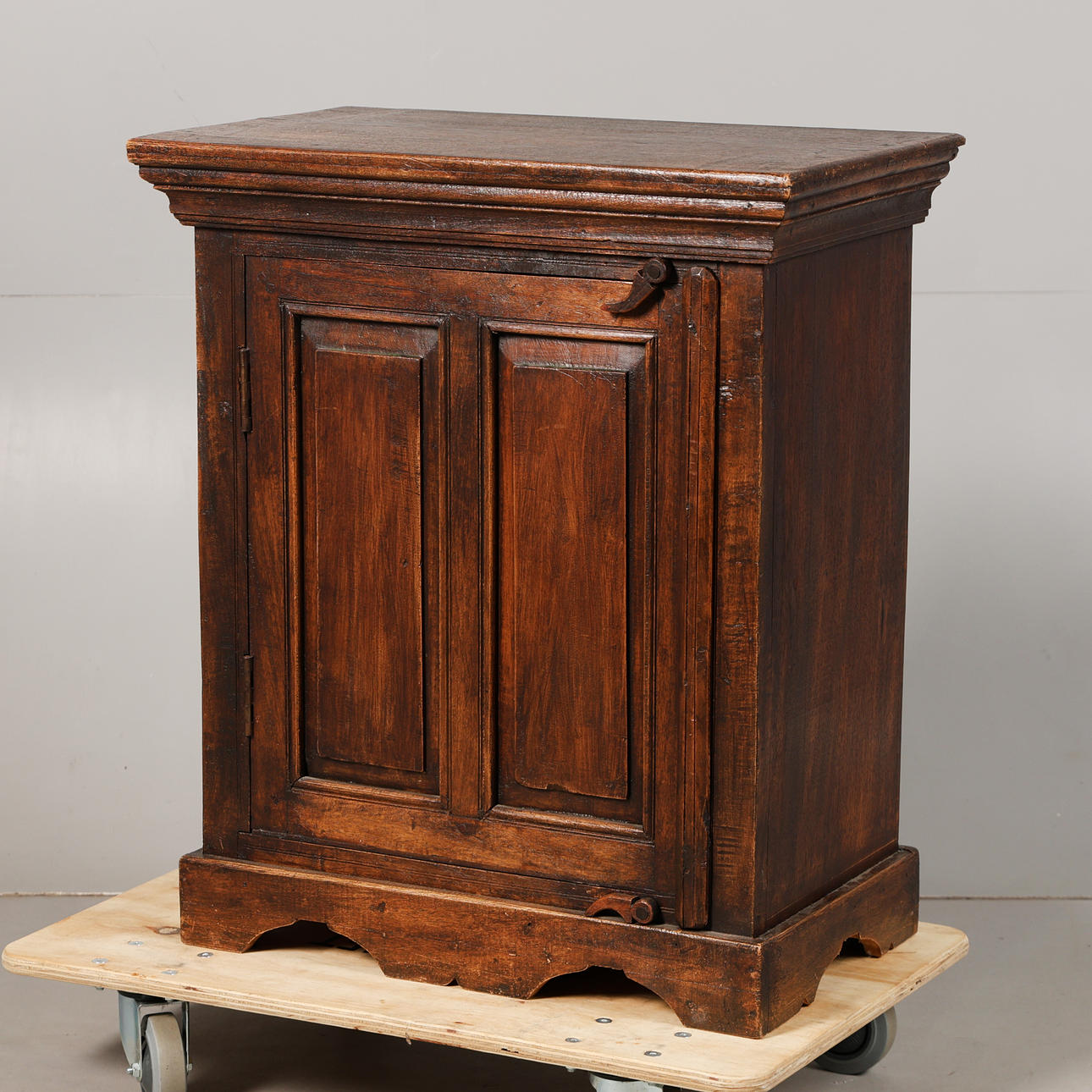 A SMALL 20TH CENTURY CONTINENTAL OAK CUPBOARD.
