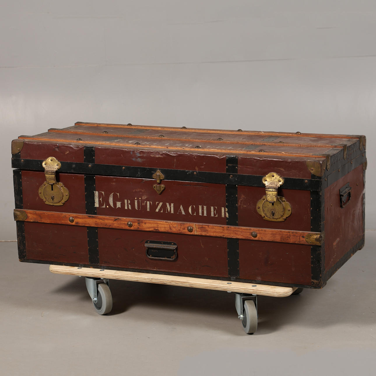 A 20TH CENTURY TRAVELLING TRUNK.