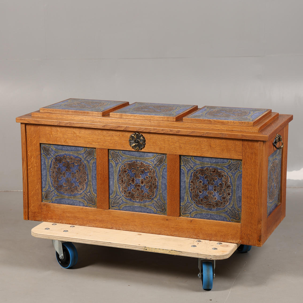 A 20TH CENTURY OAK AND CERAMIC-TILED COFFER.