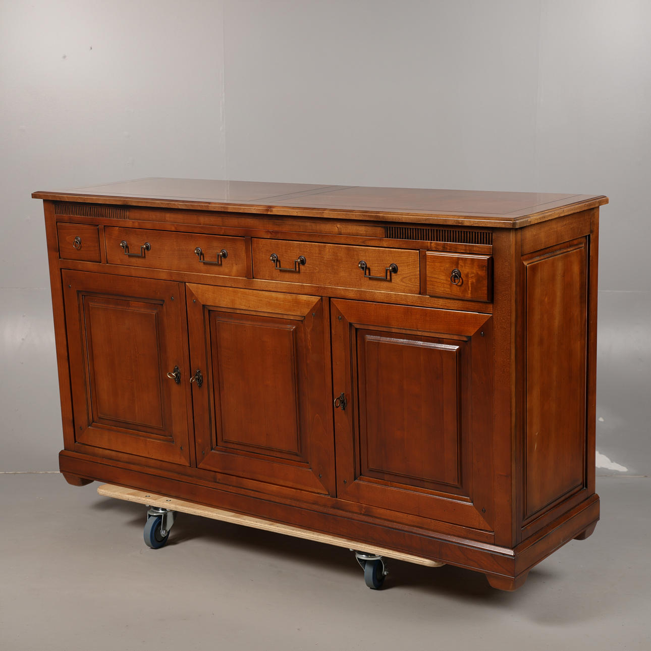 A 20TH CENTURY CONTINENTAL MAHOGANY SIDEBOARD.