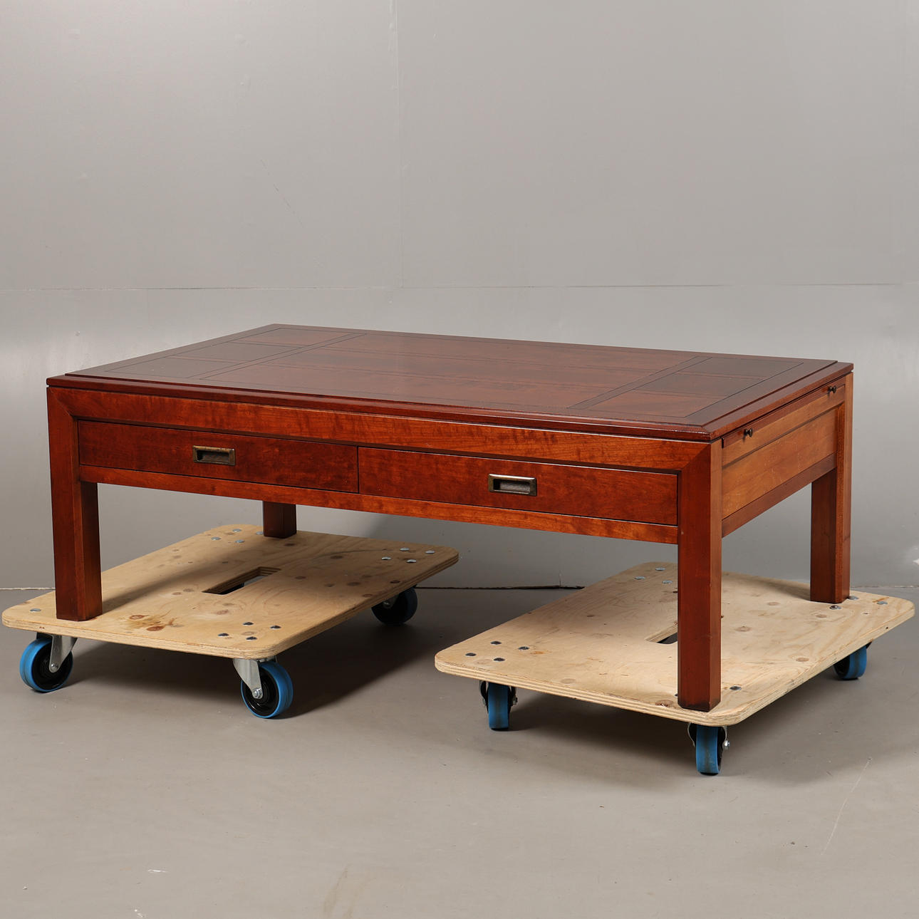 A 20TH CENTURY HARDWOOD LOW COFFEE TABLE.