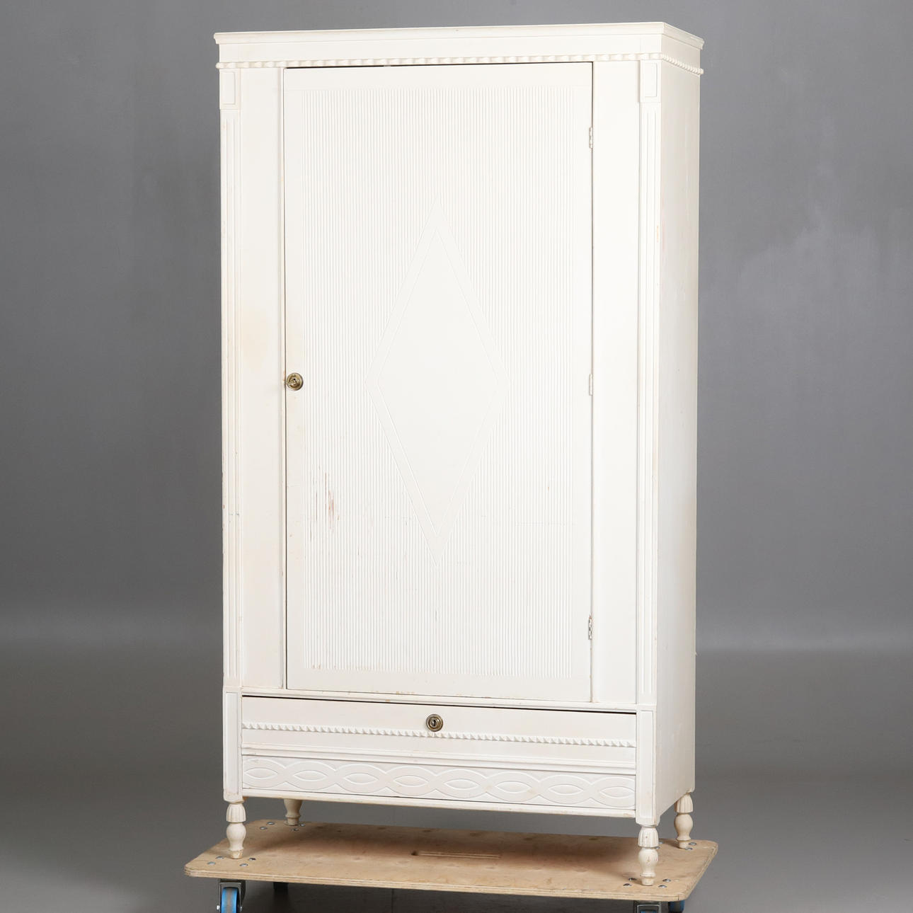 KLÄDSKÅP, gustaviansk stil, 1900-tal.