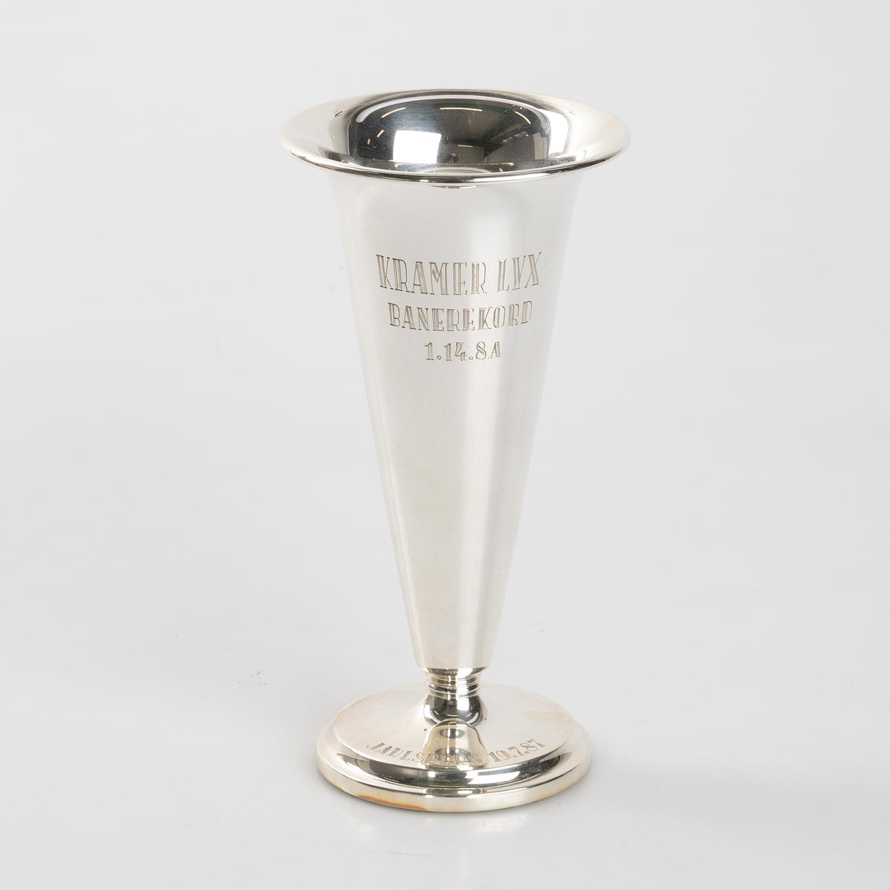 A silver vase, 830, 20th century.