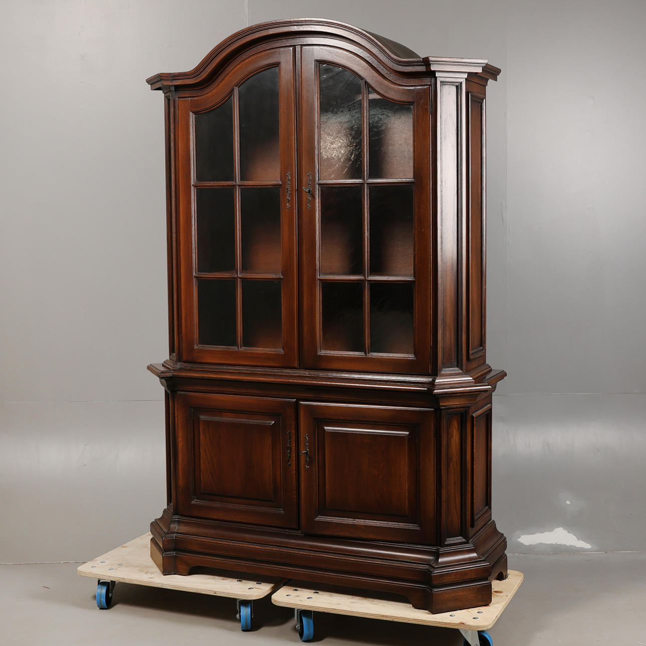 A 20TH CENTURY OAK GLAZED BOOKCASE.