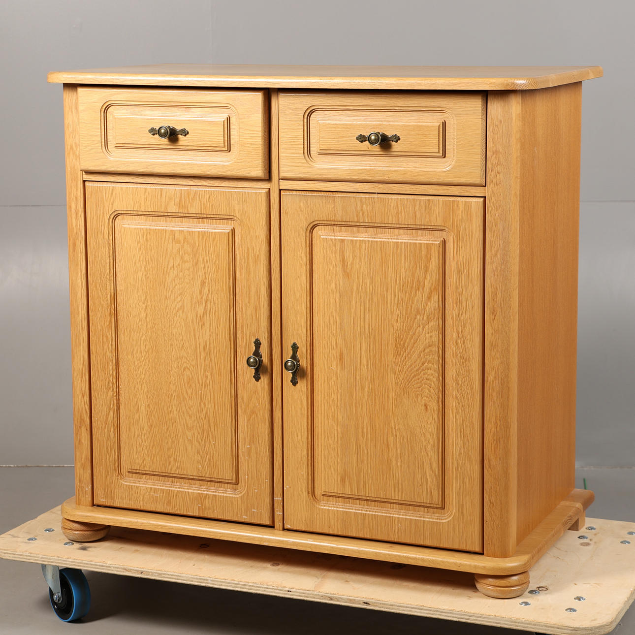 A 20TH-CENTURY OAK CUPBOARD.