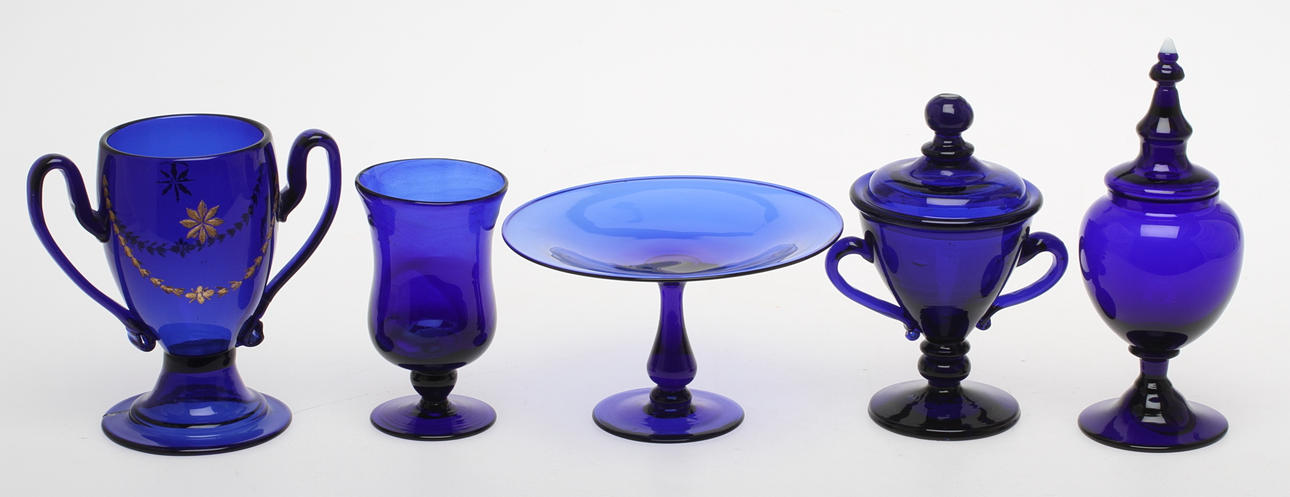 PARTI BLÅTT GLAS, 5 delar, 1800/1900-tal.