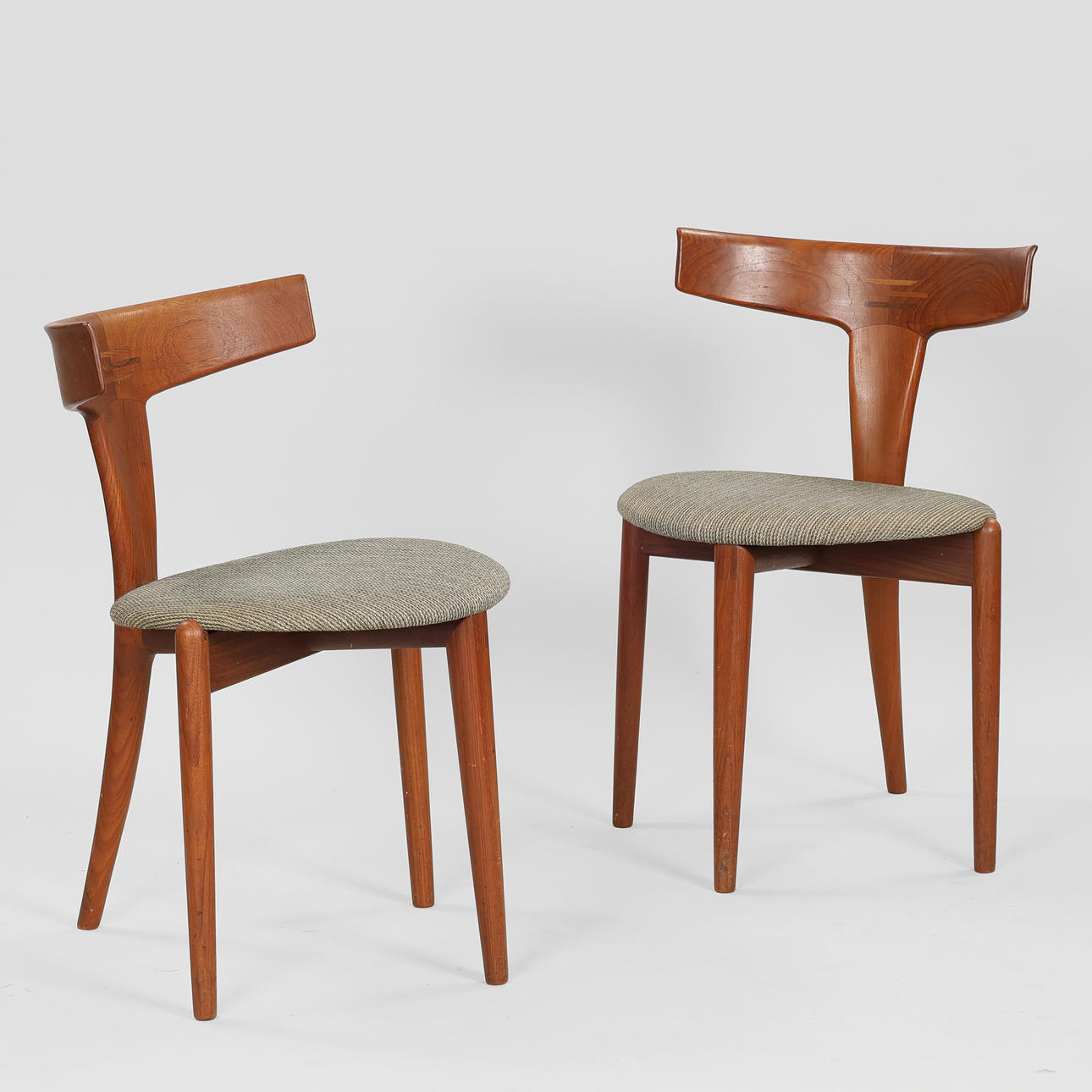 ERIK ANDERSEN & PALLE PEDERSEN. A pair of T-chairs in teak, seats