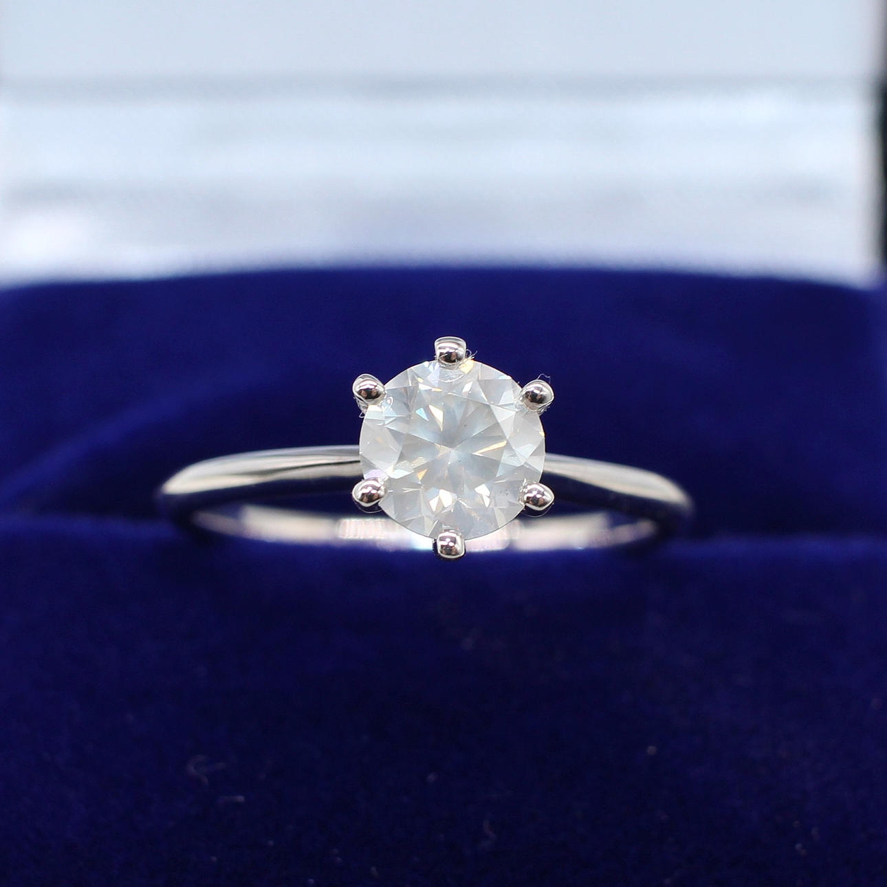 CERTIFIED 0.93CT DIAMOND SOLITAIRE RING.