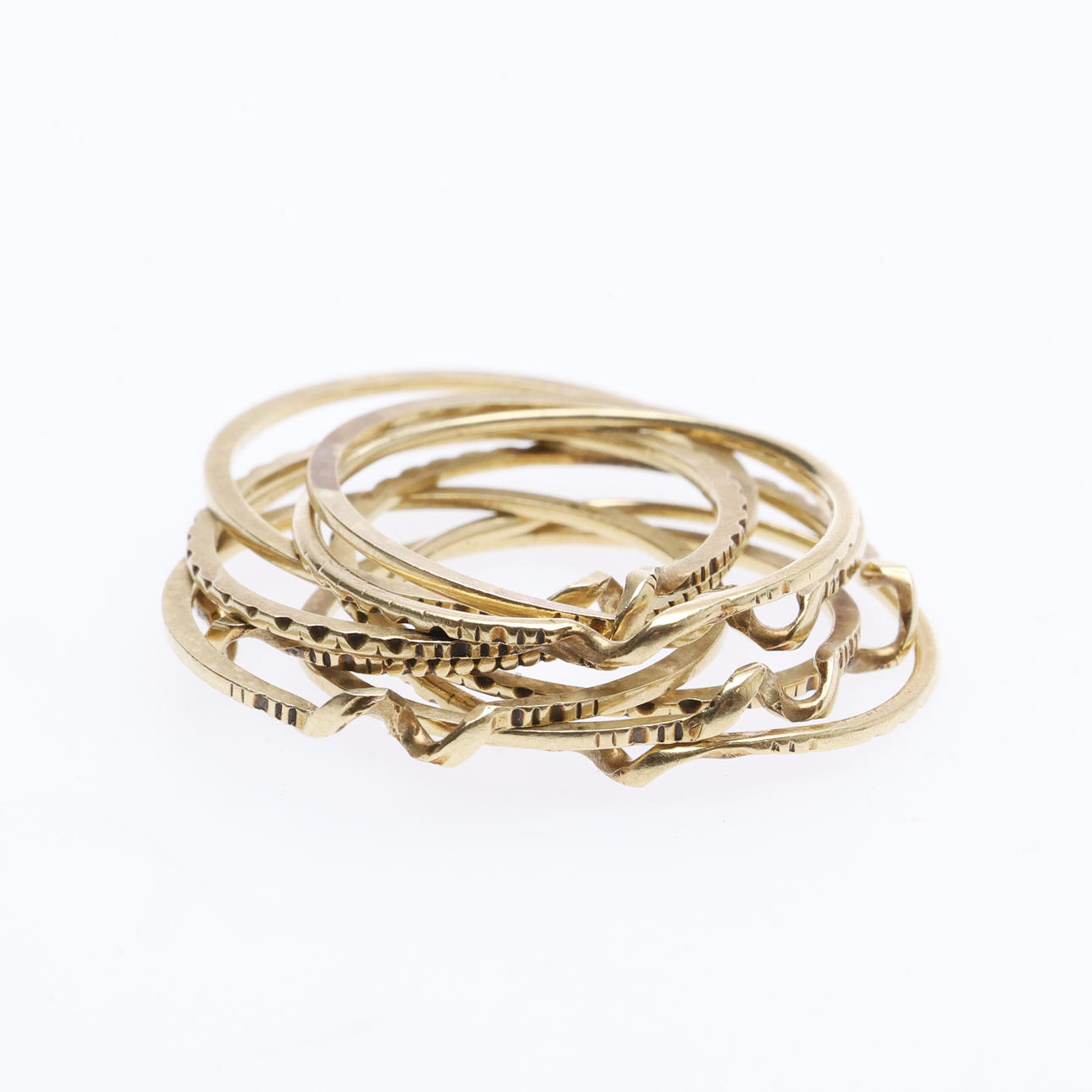 A YELLOW METAL PUZZLE RING.