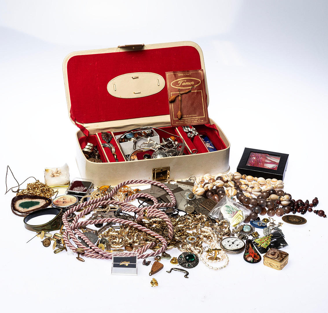 JEWELLERY/BIJOUTERIER, one lot.