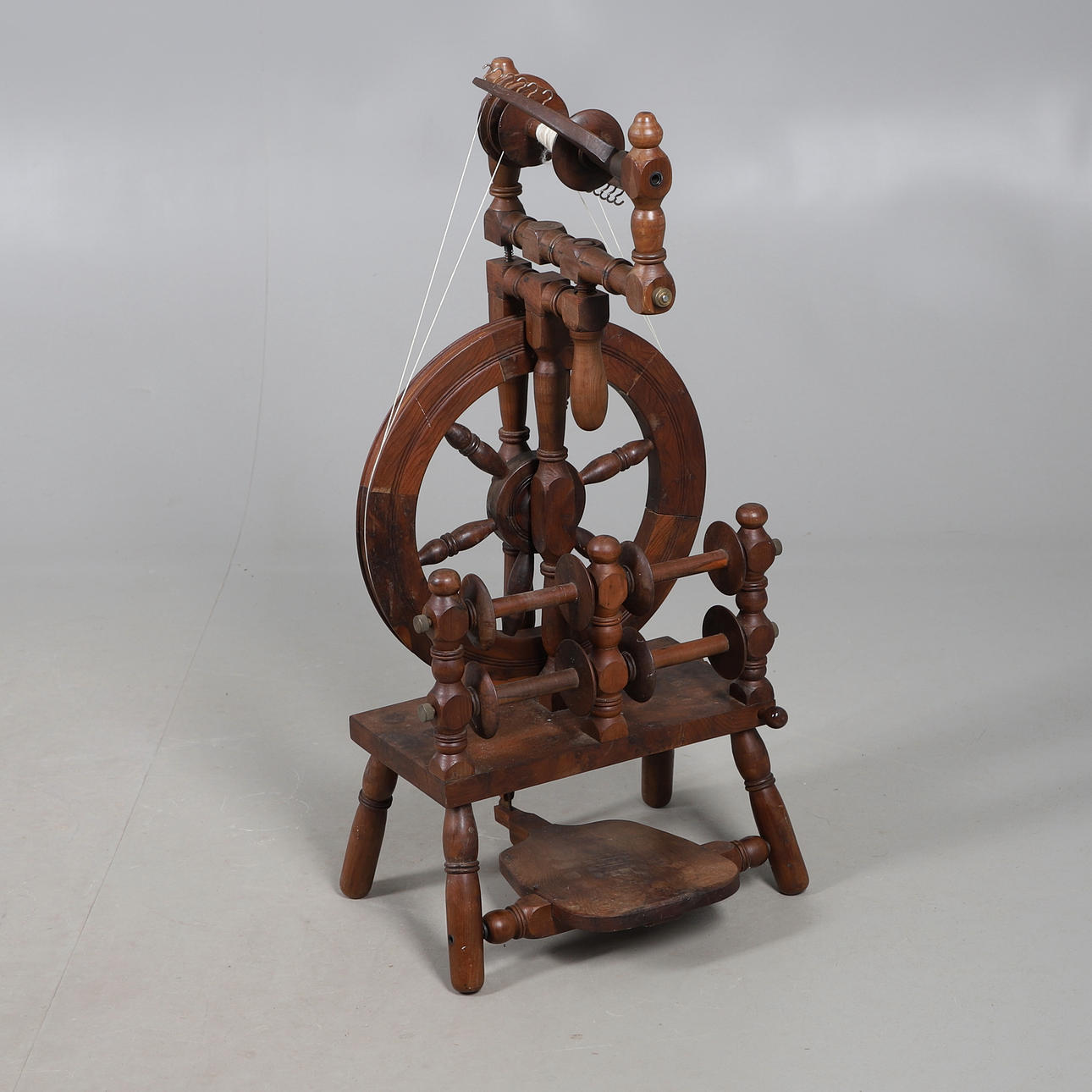 CIRCA LATE 19TH CENTURY SPINNING WHEEL.