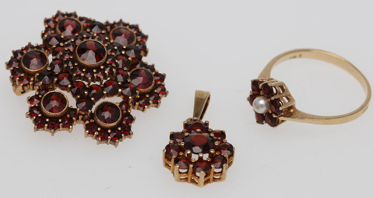 SMYCKEN, 3 delar, silver med Böhmiska granater.