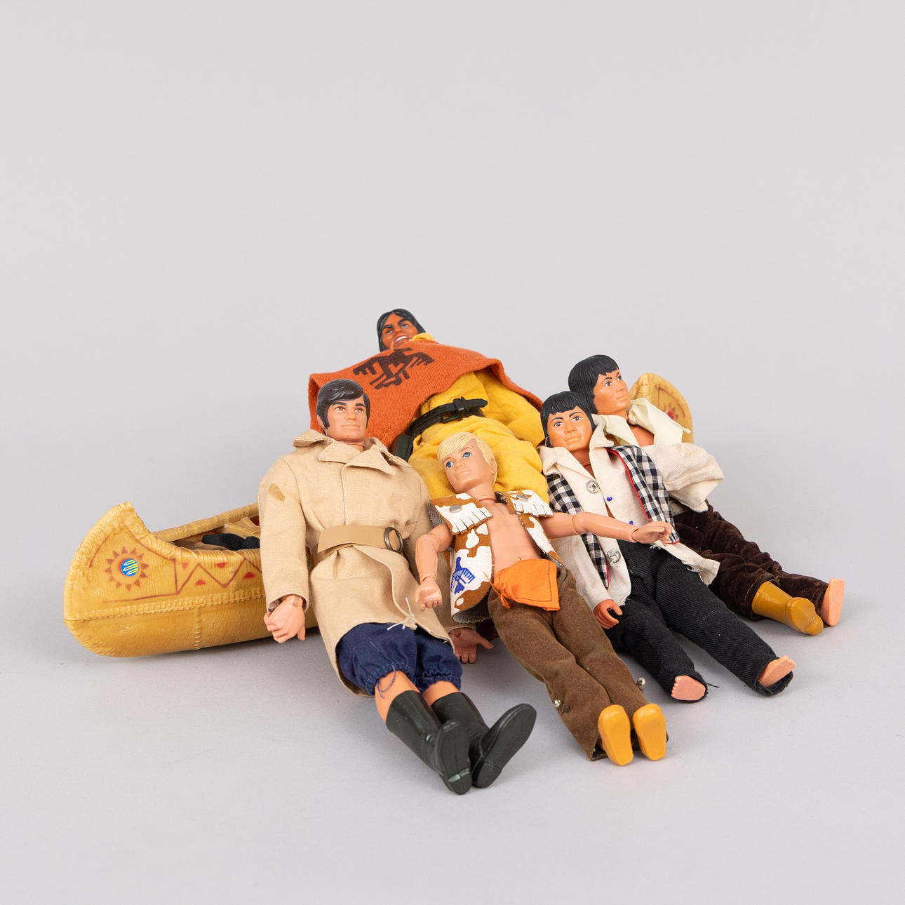 DOLLS AND ACCESSORIES, 6 pieces, plastic.