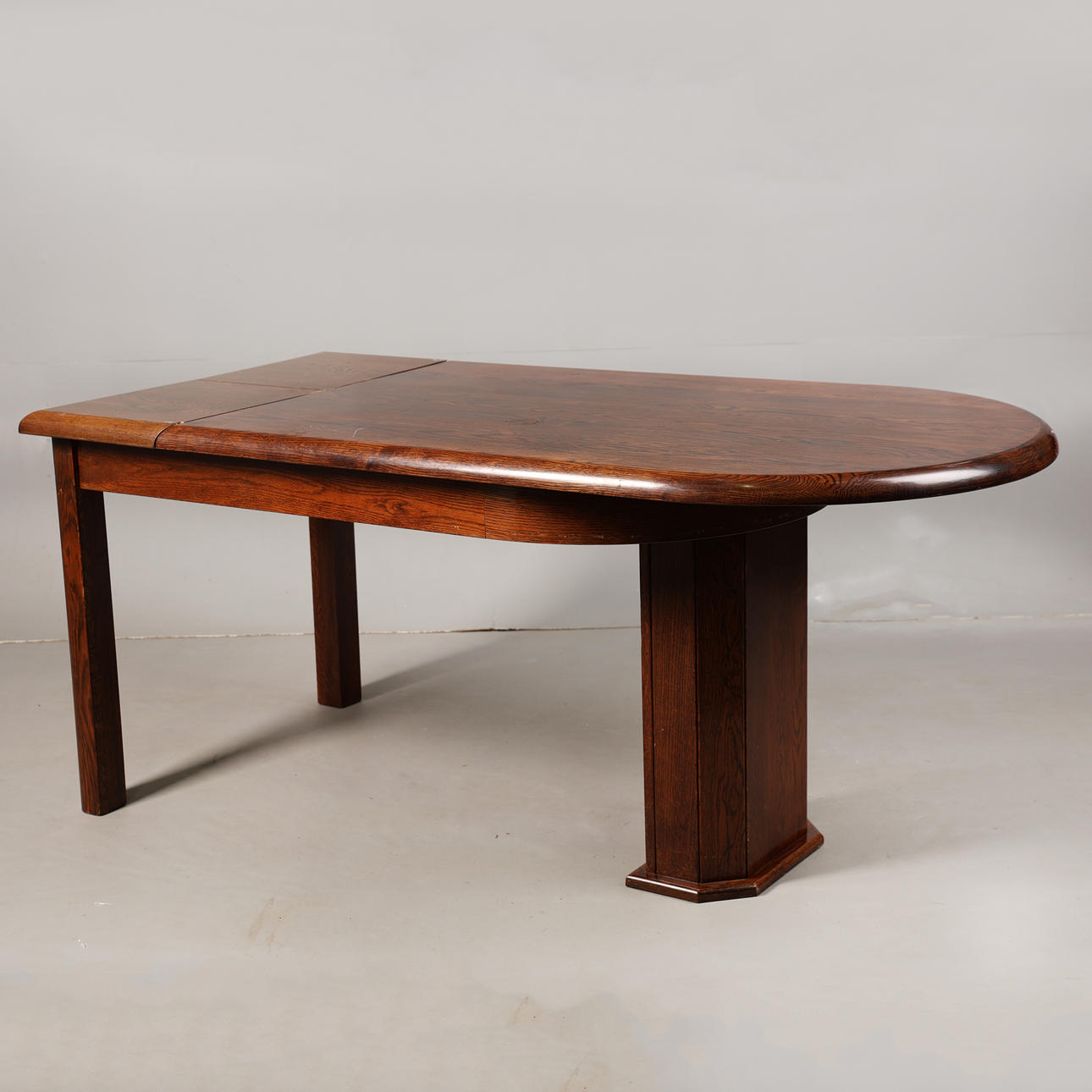 A 20TH-CENTURY OAK EXTENDING TABLE.