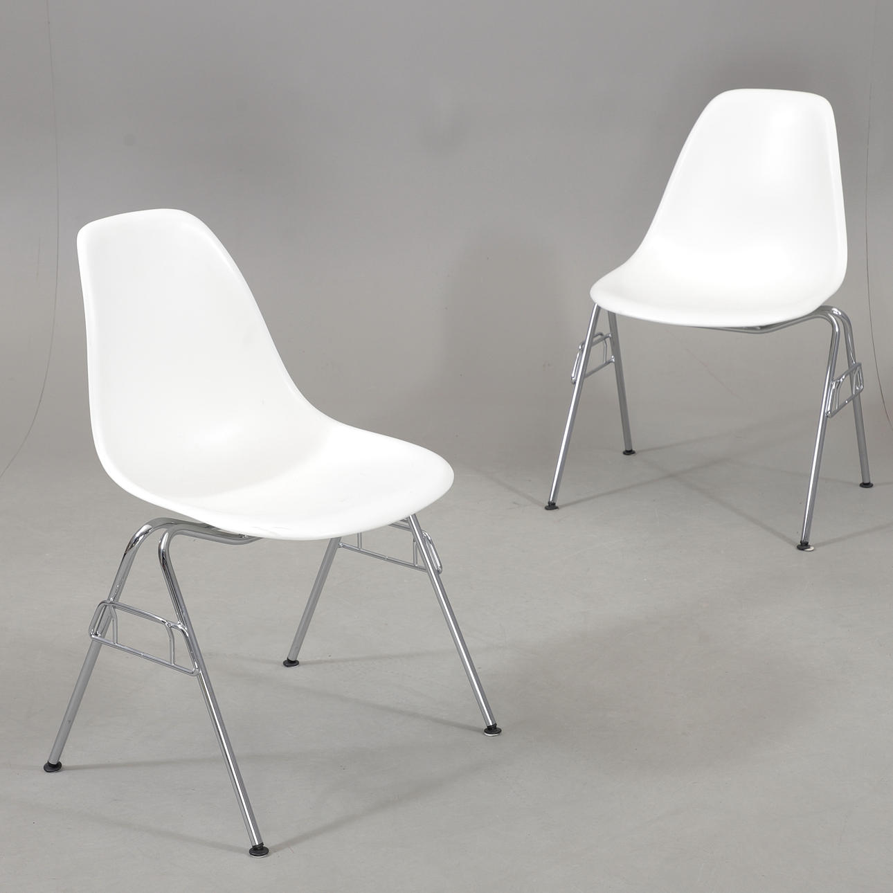 CHARLES & RAY EAMES. Chairs, a pair, acrylic plastic/chromed leg rack, “Eames plastic chair DSS”, Vitra.