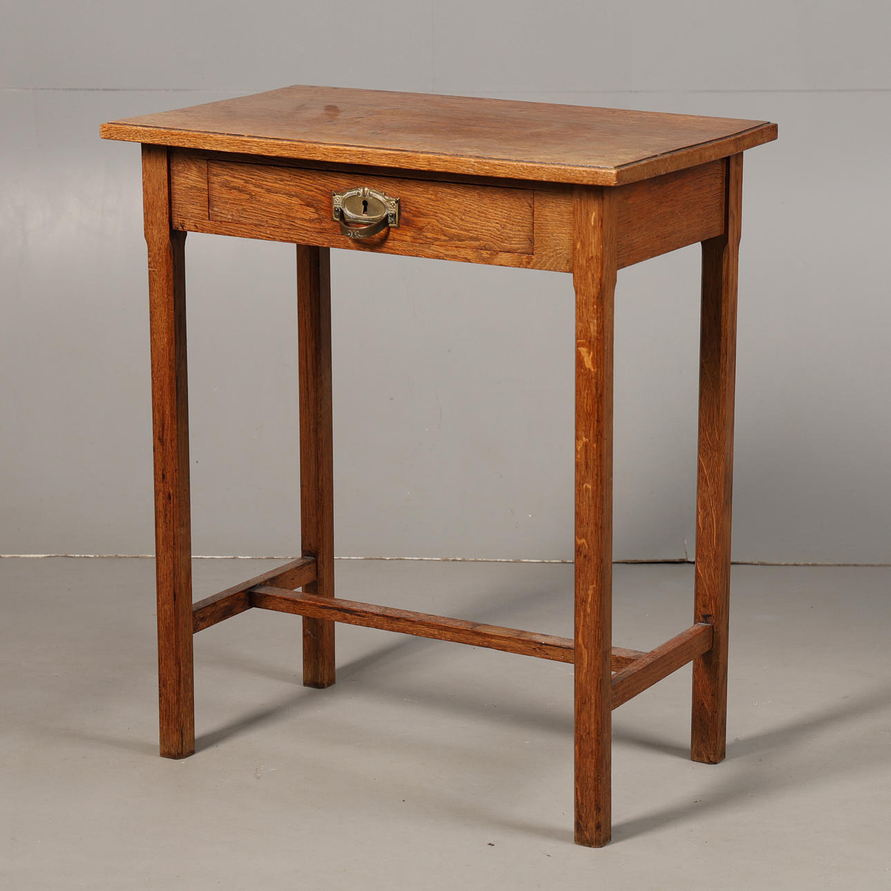 A SMALL 20TH CENTURY FRENCH OAK SIDE TABLE.