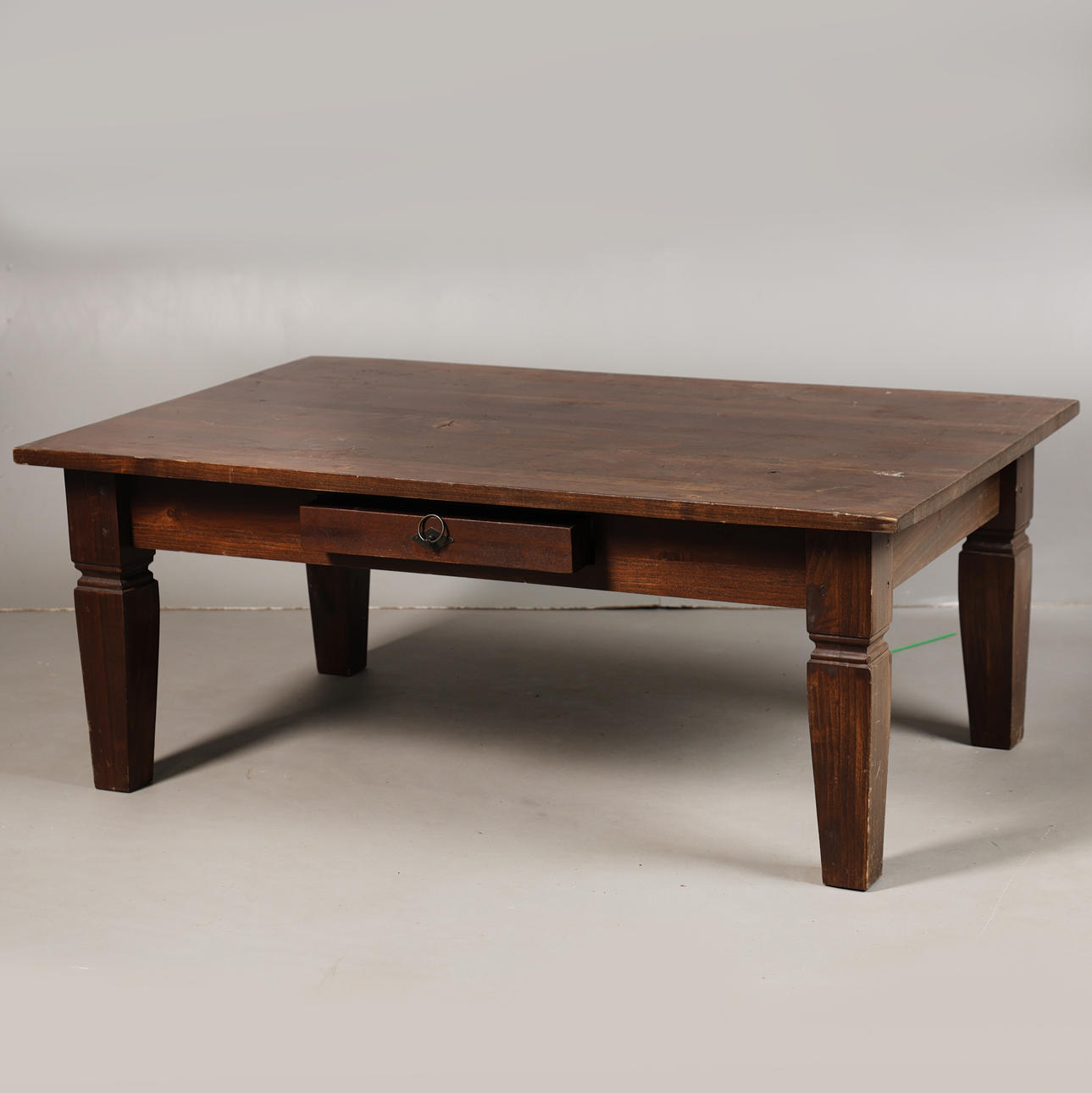 A 20TH CENTURY LOW COFFEE TABLE.