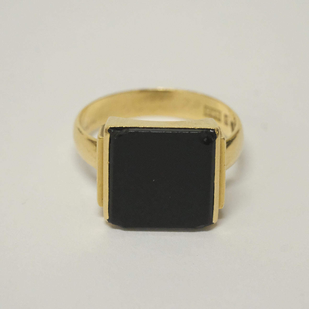 RING WITH ONYX, 18K GOLD.