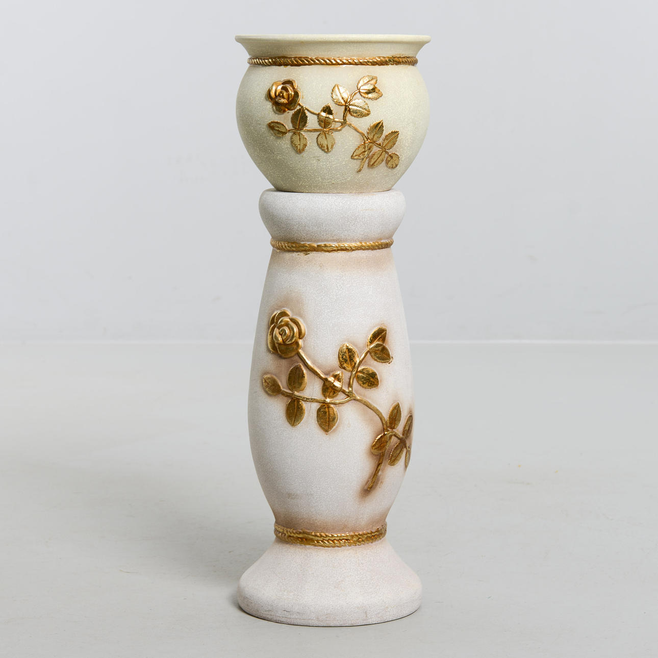 A pedestal, with outer lining, 20th century.