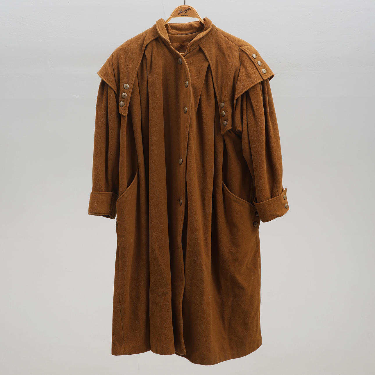 COAT. Cashmere, size 36.