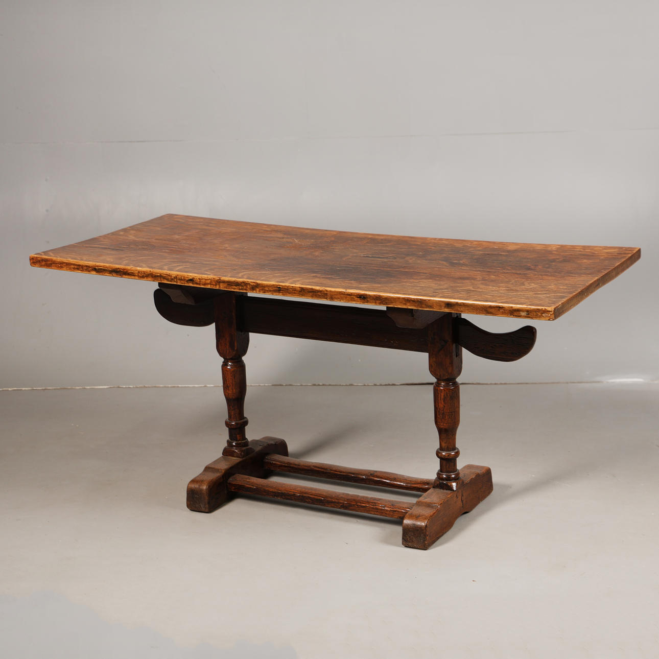 A 20TH-CENTURY OAK TABLE.
