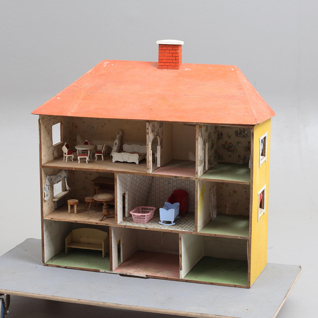 DOCKSKÅP, trä, 1900-tal.