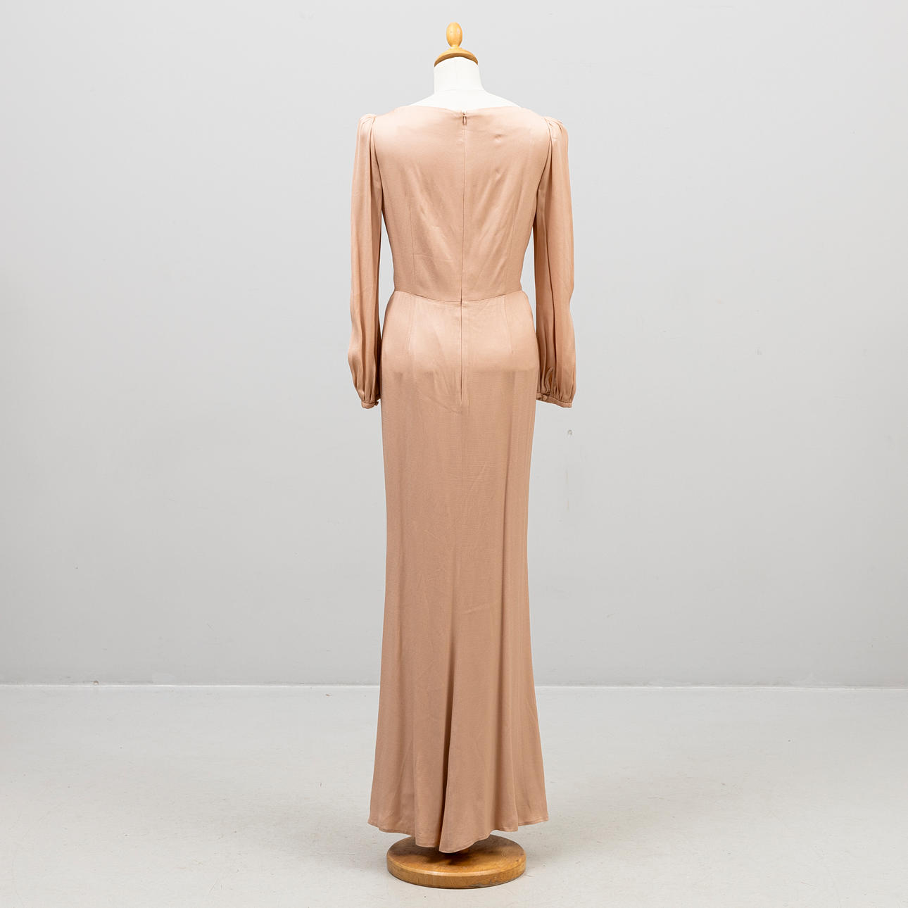 ALEXANDER MCQUEEN. Full-length dress, "Blush Long Sleeve gown", SS-2016,  Italian size 42. Vintage & Designer Fashion - Auctionet