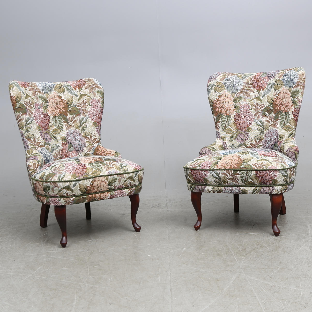 FÅTÖLJER, ett par, så kallade emma fåtöljer, 1900-tal.